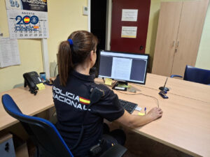 Agente de la Policía Nacional trabajando en su oficina en Palencia