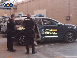 Policía Nacional deteniendo a un hombre y una mujer en Palencia