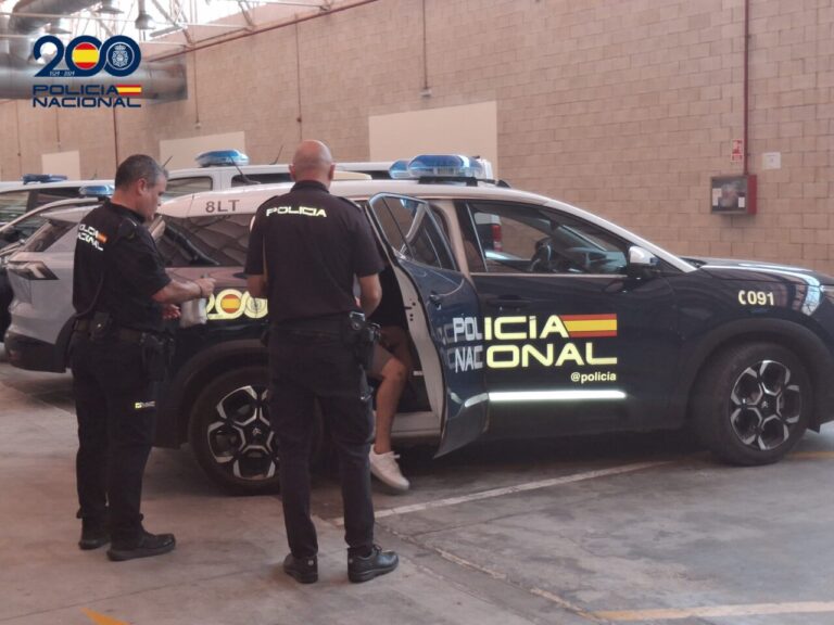 Policía Nacional deteniendo a un hombre y una mujer en Palencia