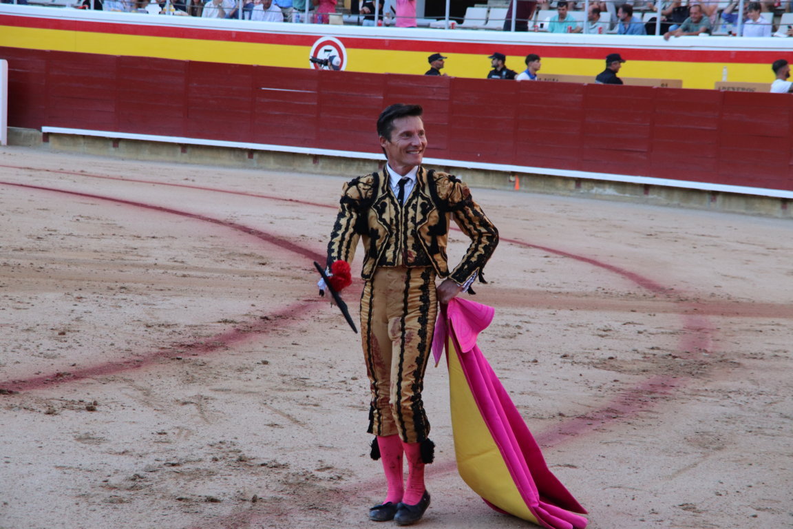 Diego Urdiales en la plaza de toros con capa y traje de luces