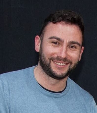 Diego Vázquez sonriendo en un evento festivo en Venta de Baños