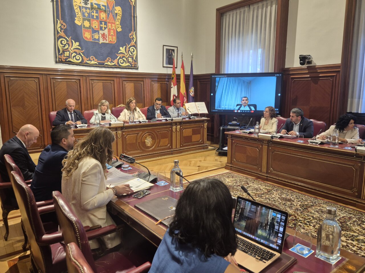 Reunión del pleno de la Diputación de Palencia sobre el servicio de bomberos.