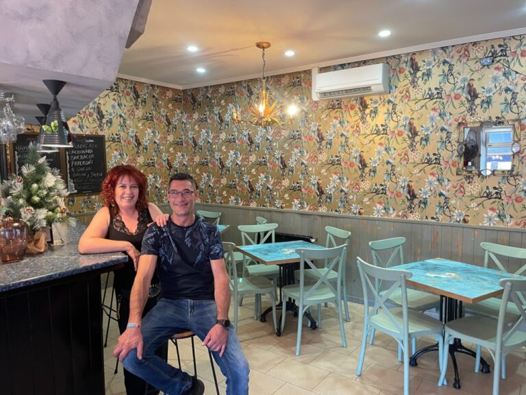 Interior del Disco Bar Octava Avenida con decoración colorida y mesas