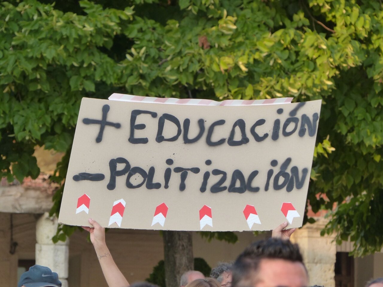 Cartel en manifestación que dice más educación menos politización