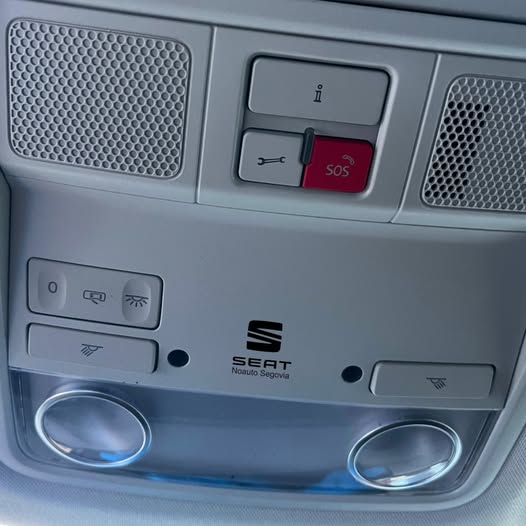 Botones de emergencia y sistema E-call en un vehículo SEAT