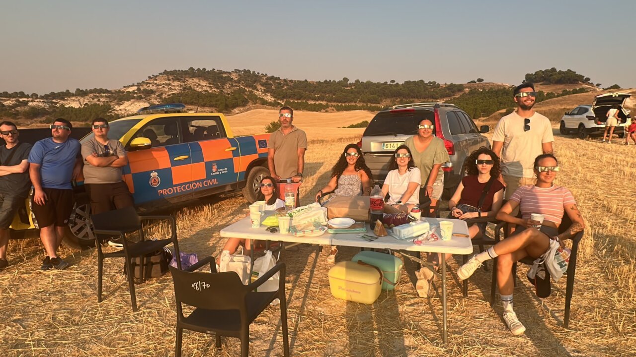 Grupo de personas disfrutando del eclipse total de Sol en Baltanás