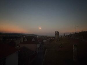 Vista del eclipse total de sol en Baltanás con paisaje urbano