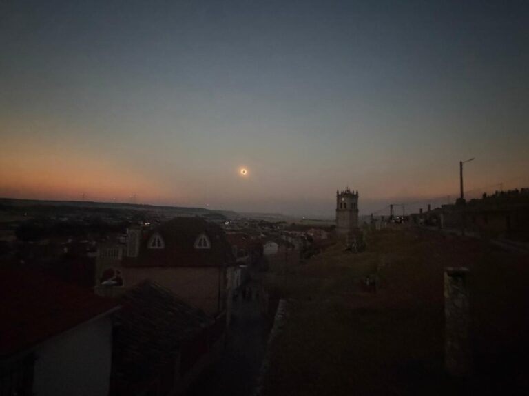 Vista del eclipse total de sol en Baltanás con paisaje urbano