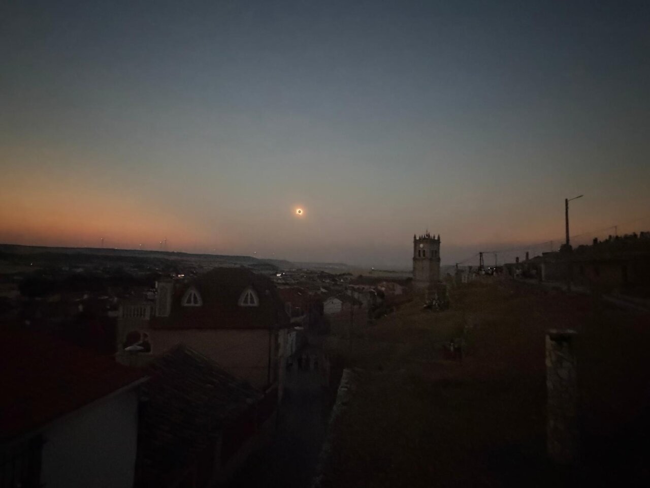 Vista del eclipse total de sol en Baltanás con paisaje urbano