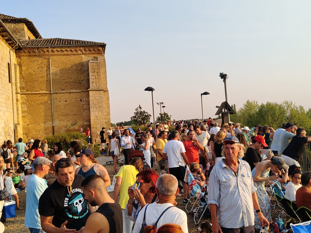 Multitud de personas disfrutando del eclipse total de sol en Carrión de los Condes.