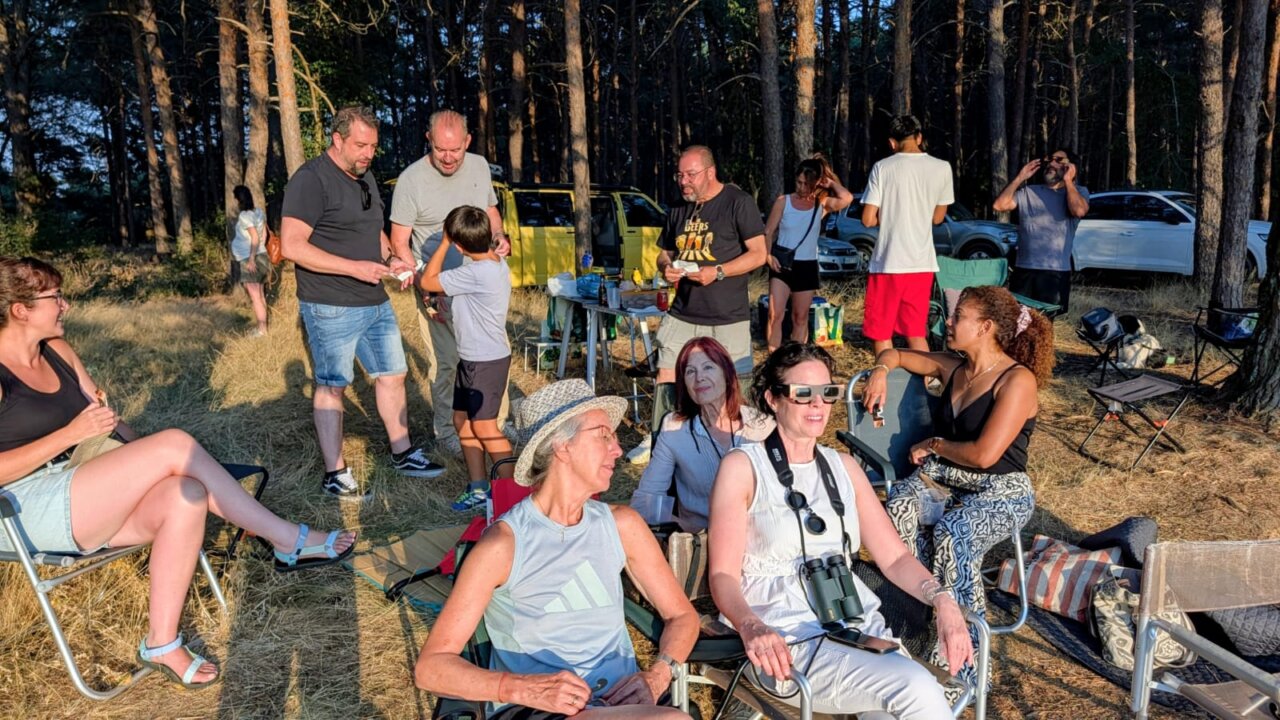Grupo de personas disfrutando del eclipse total de sol en Saldaña