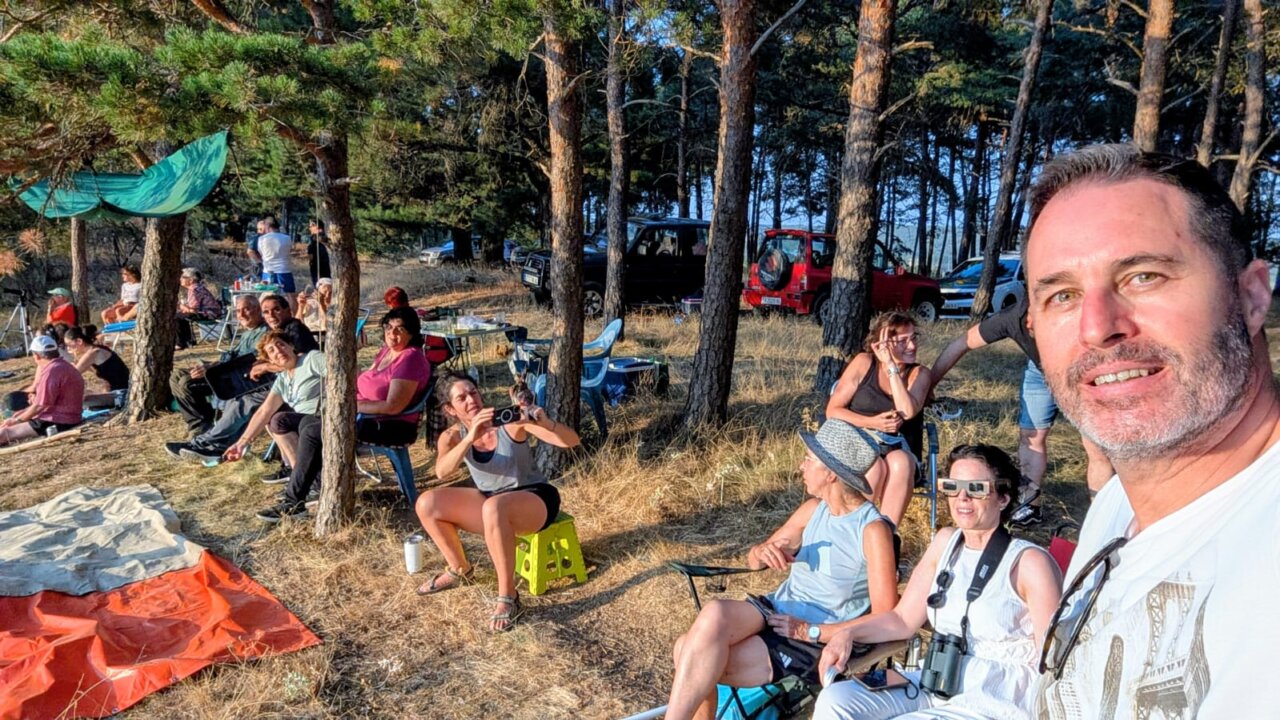 Grupo de personas disfrutando del eclipse total de Sol en Saldaña