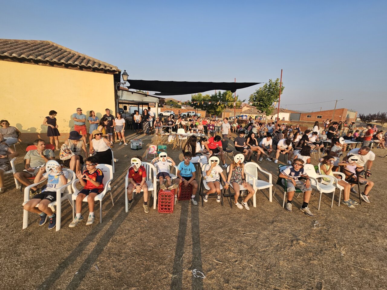 Multitud de personas observando un eclipse solar en San Llorente del Páramo