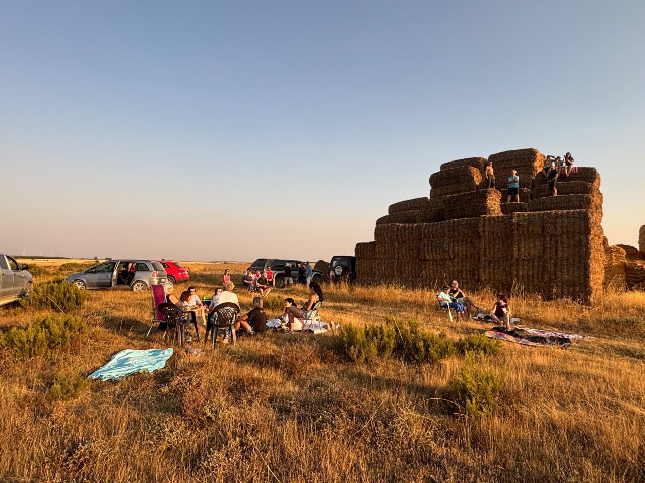 Personas disfrutando del eclipse total de Sol en Santibáñez