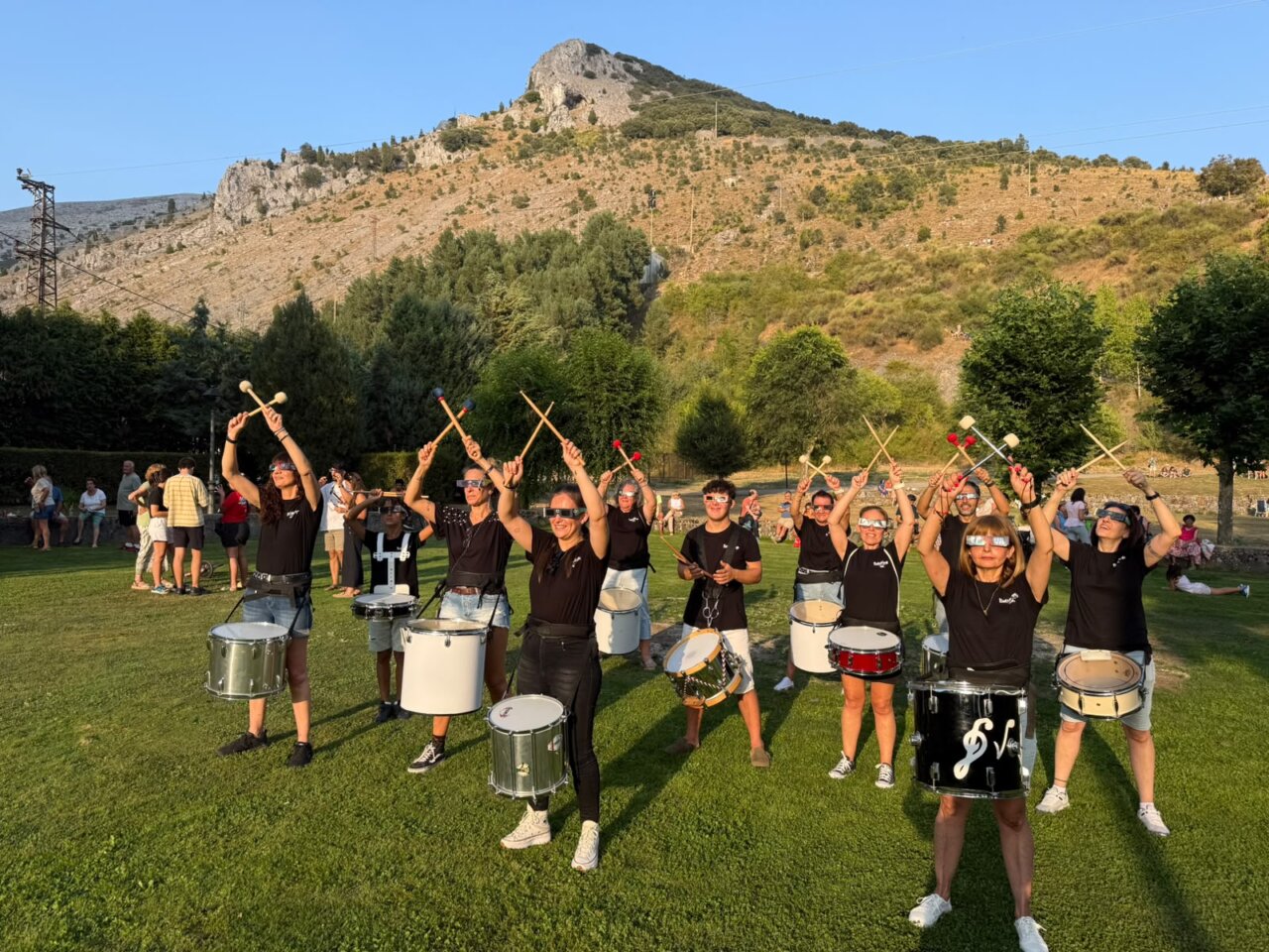 Grupo de personas disfrutando del eclipse total de Sol en Velilla del Río Carrión.