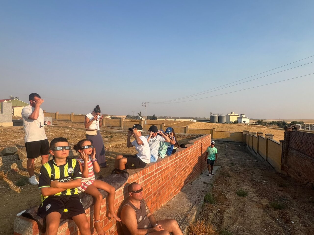 Grupo de personas observando un eclipse solar en Villada, Palencia