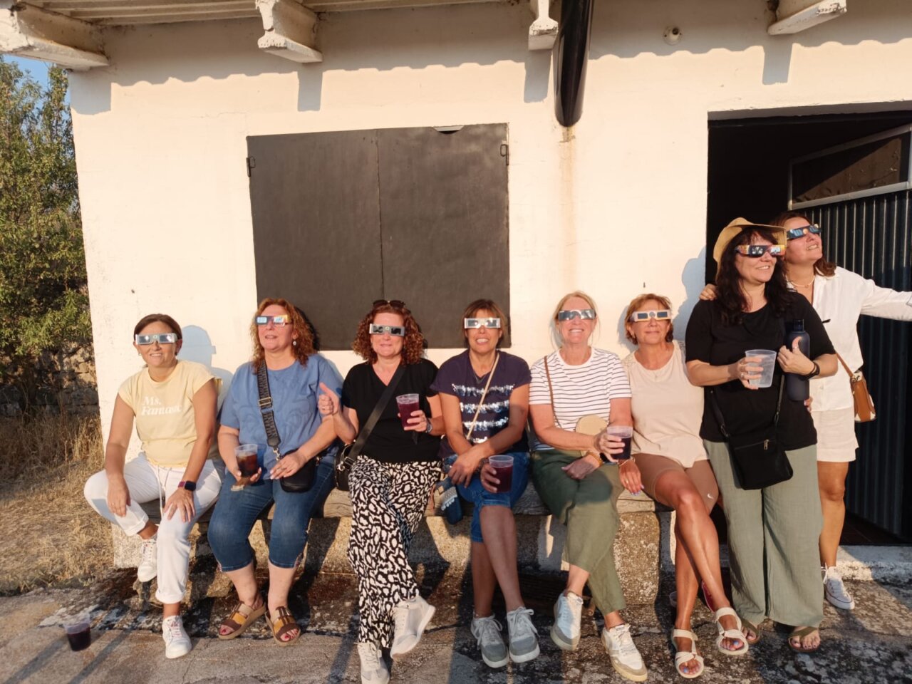 Grupo de personas observando el eclipse total de Sol en Villaviudas