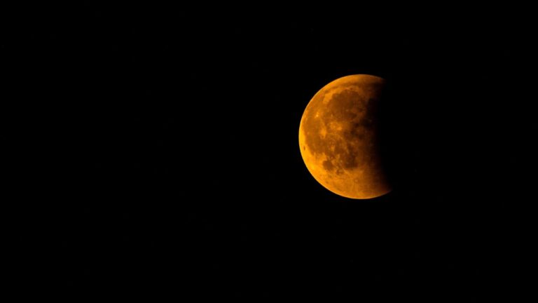 Eclipse parcial de Luna visible desde España con tonalidades anaranjadas.