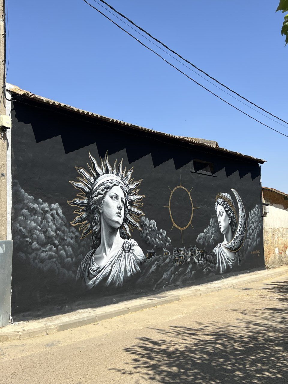 Mural representando el eclipse solar con Helios y Selene en Villaherreros