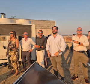 Grupo de personas observando un eclipse solar en Palencia con gafas especiales.