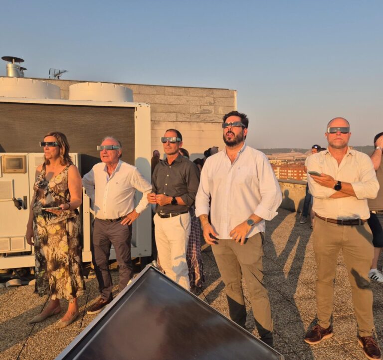 Grupo de personas observando un eclipse solar en Palencia con gafas especiales.
