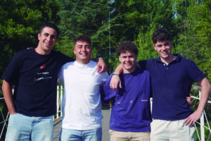 Cuatro jóvenes sonriendo en un puente en Cascón de la Nava
