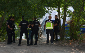 Policías en la orilla del río Pisuerga tras un rescate