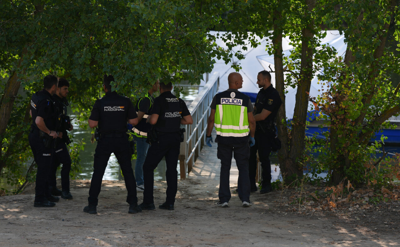 Policías en la orilla del río Pisuerga tras un rescate
