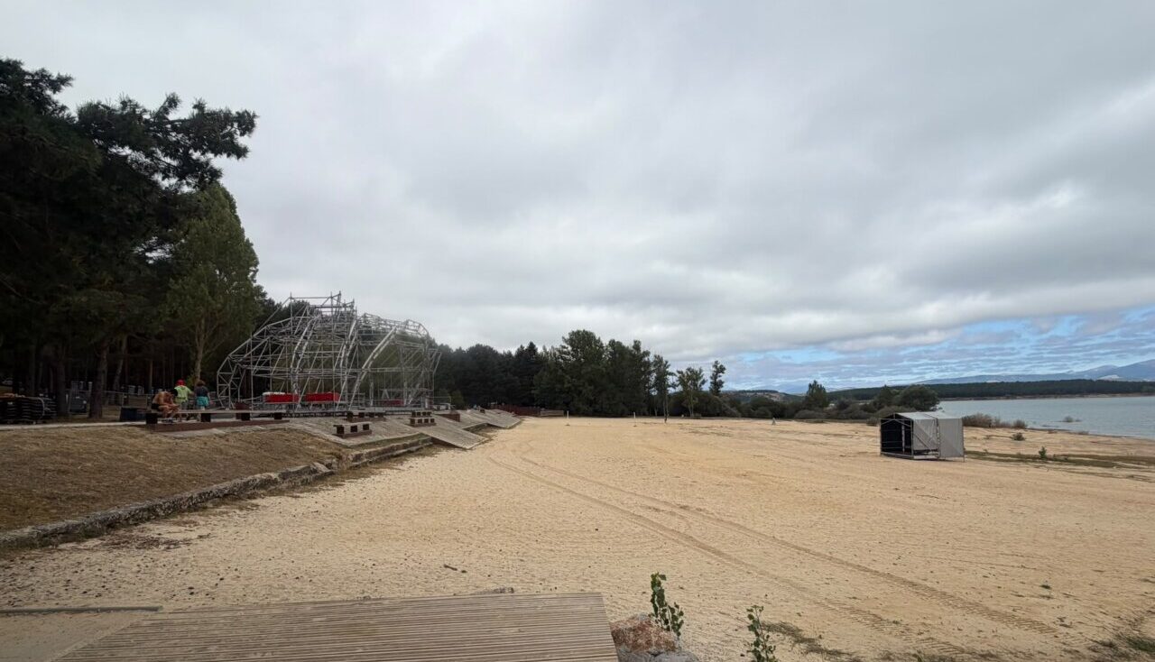 Escenario en construcción para evento musical en la Montaña Palentina