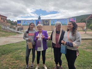 Cuatro mujeres sosteniendo obsequios en la clausura de la Escuela de Verano de Barruelo.