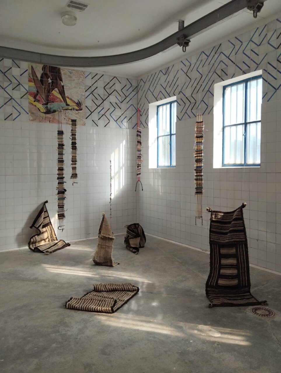 Instalación artística en el espacio Nexo990 con obras de artistas emergentes
