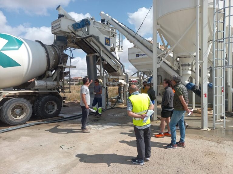 Trabajadores en la planta de hormigón de Excavaciones Chesco en Palencia
