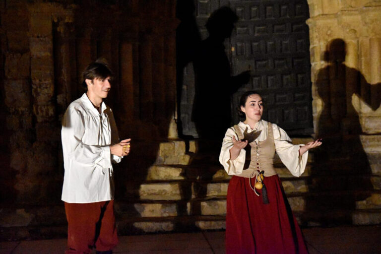 Actores representando una escena teatral en Villamediana
