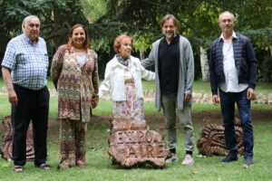 Cuatro personas posando junto a una escultura en la Huerta de Guadián