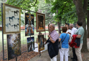 Visitantes observando obras de arte en la Huerta de Guadián durante Expo Aire.
