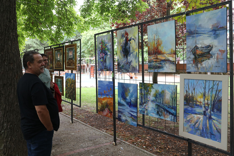 Visitantes observando obras de arte en la Huerta de Guadián