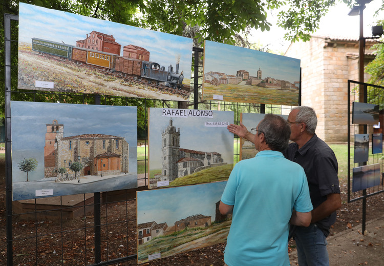 Visitantes observando obras de arte en Expo Aire en Palencia
