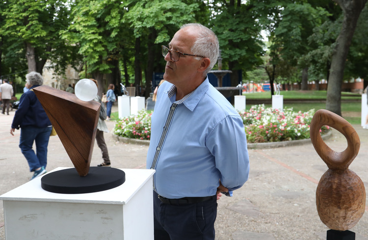 Un hombre observa una escultura en la exposición Expo Aire en Palencia.