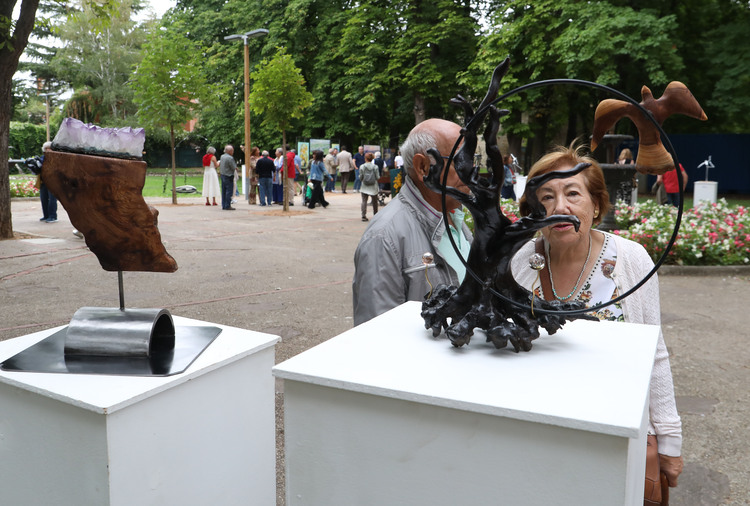 Esculturas en la exposición Expo Aire en Palencia con visitantes admirando las obras.