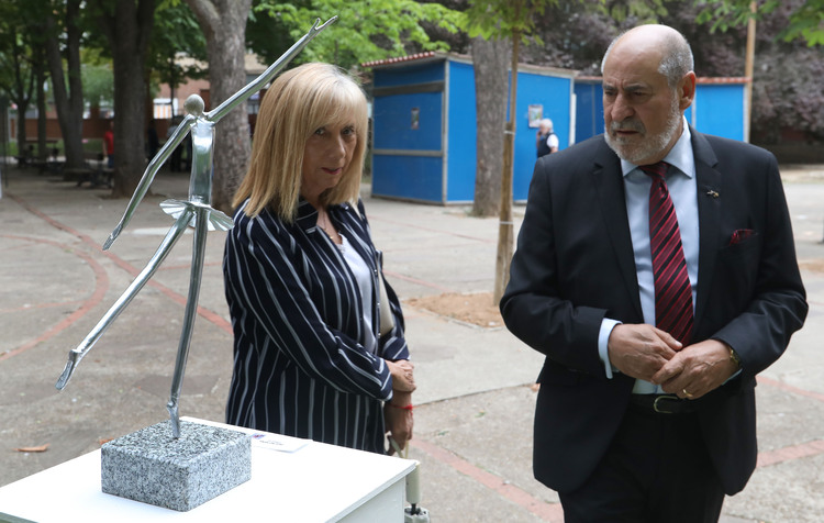 Visita a la exposición Expo Aire en Palencia con escultura y asistentes