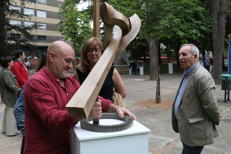 Artista interactuando con escultura en Expo Aire en Palencia