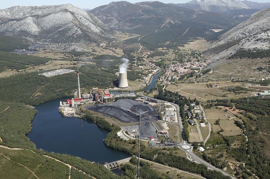 Vista aérea de la central térmica de Velilla del Río Carrión y sus alrededores.