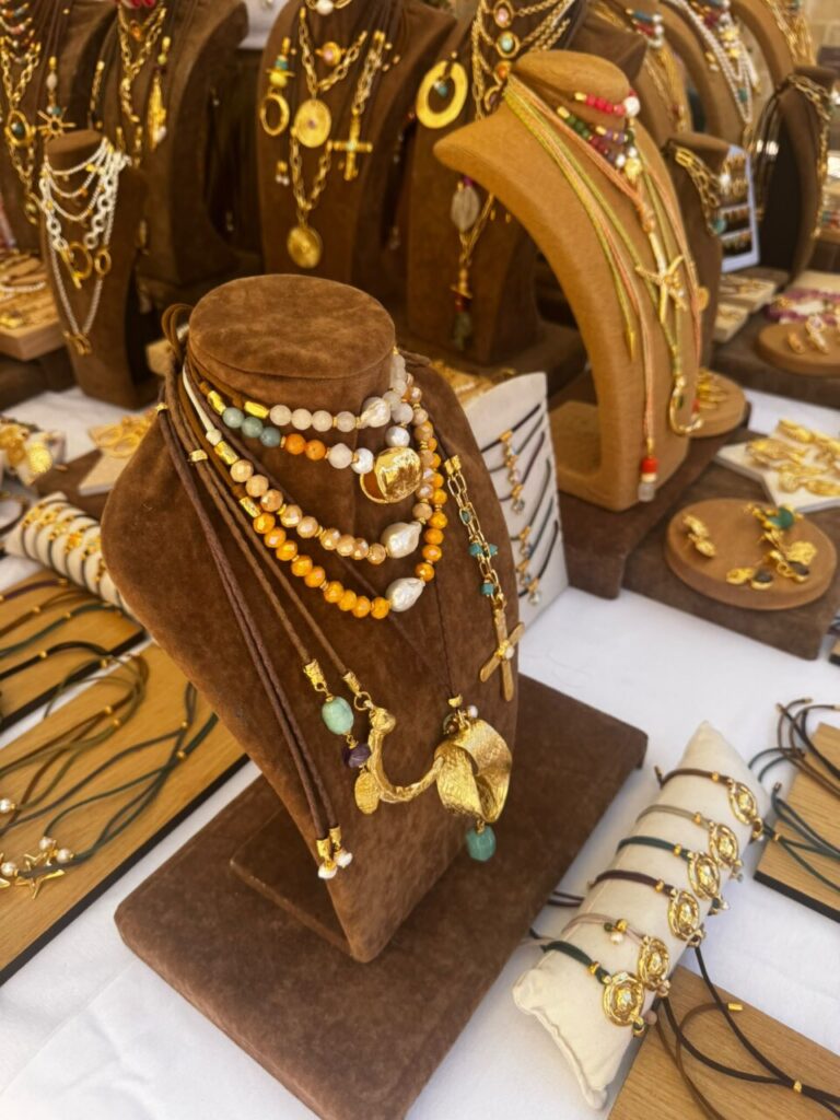 Exhibición de bisutería y joyería en feria de Baltanás