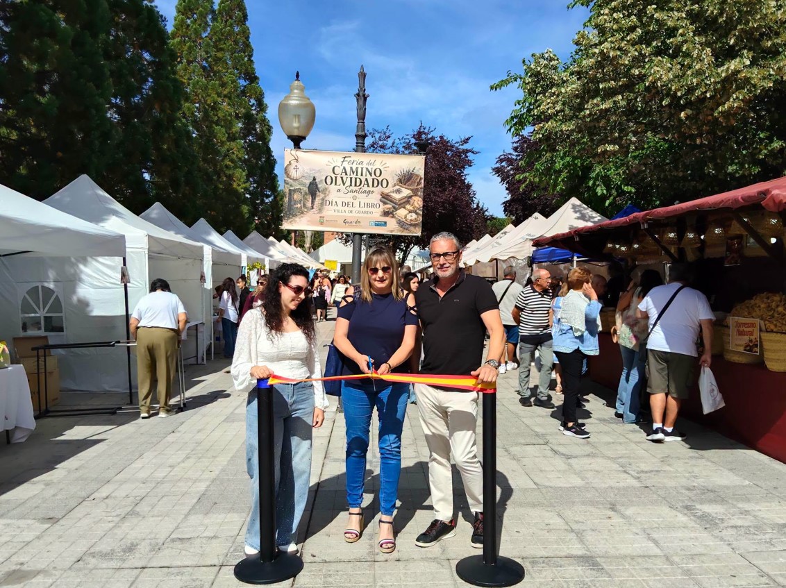 Inauguración de la Feria del Camino Olvidado en Guardo con participantes y stands
