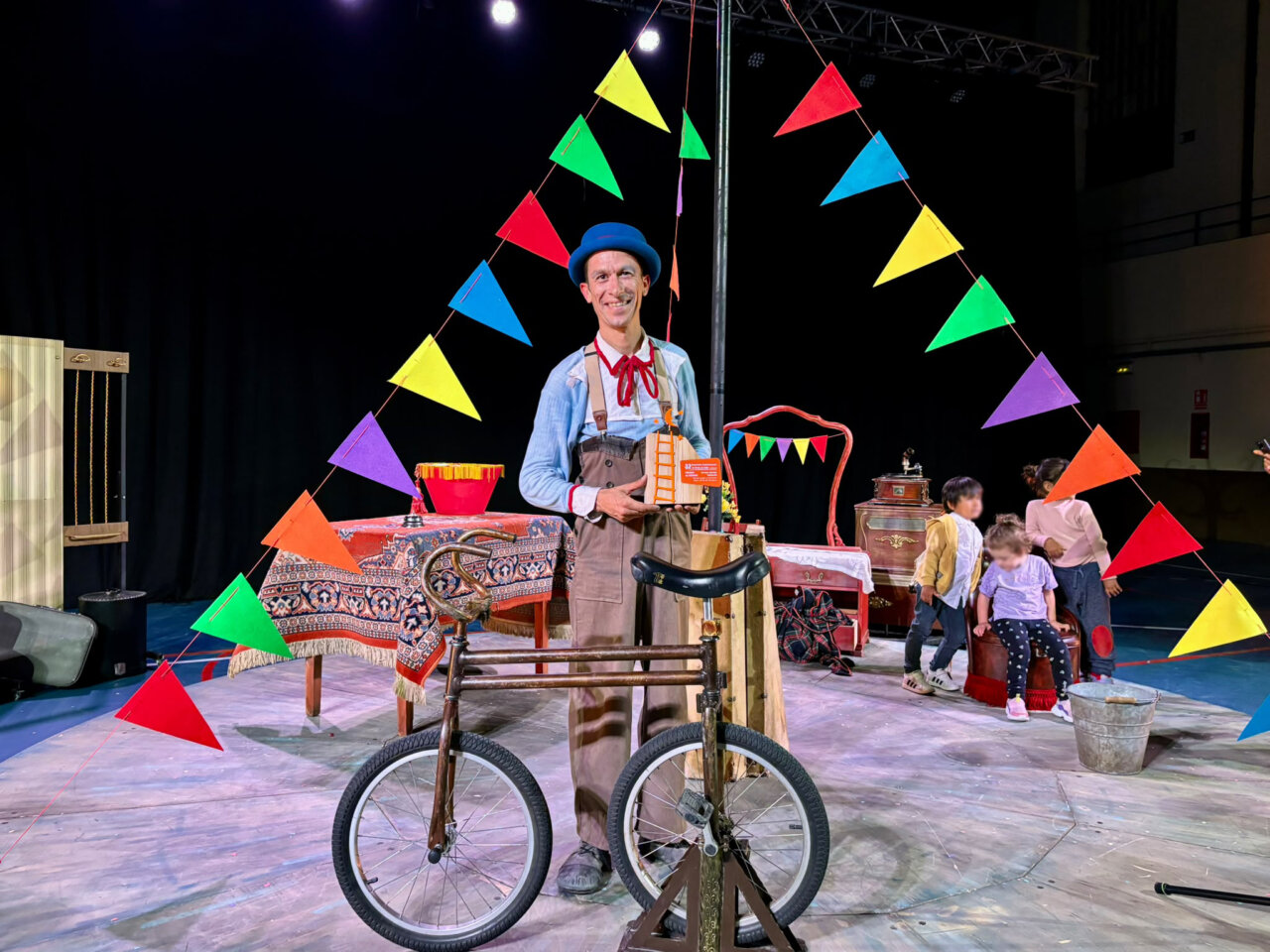 Artista Jean Philippe Kikolas en el Festival ARCA 2026 con decoraciones coloridas