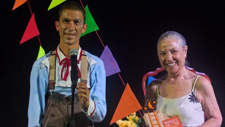 Jean Philippe Kikolas recibiendo un premio en el Festival ARCA 2026