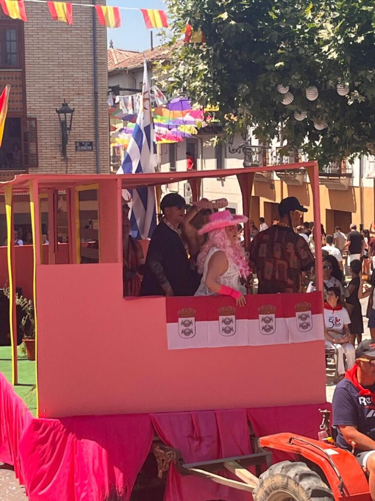Desfile colorido en el Festival de Exaltación del Cangrejo en Herrera de Pisuerga