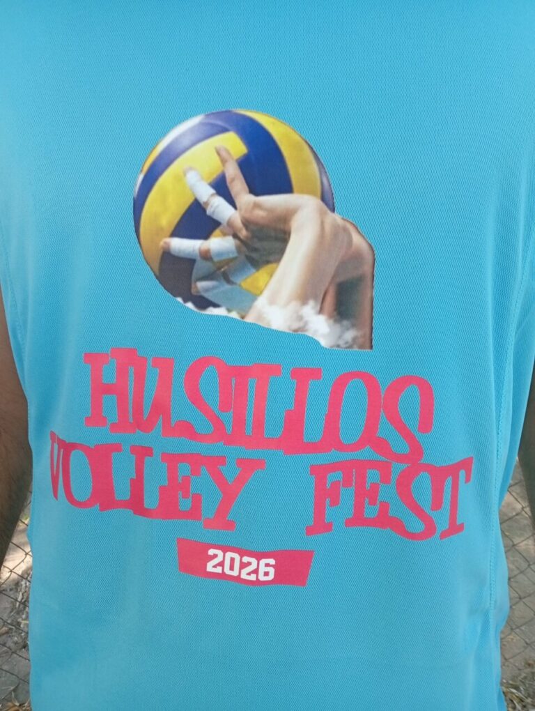 Camisa del evento Volley Fest en Husillos con balón y manos vendadas