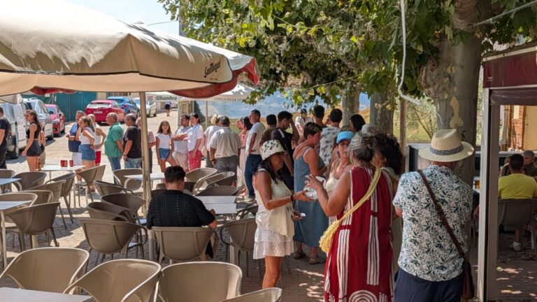 Gente disfrutando de las fiestas junto al río Carrión en Husillos.