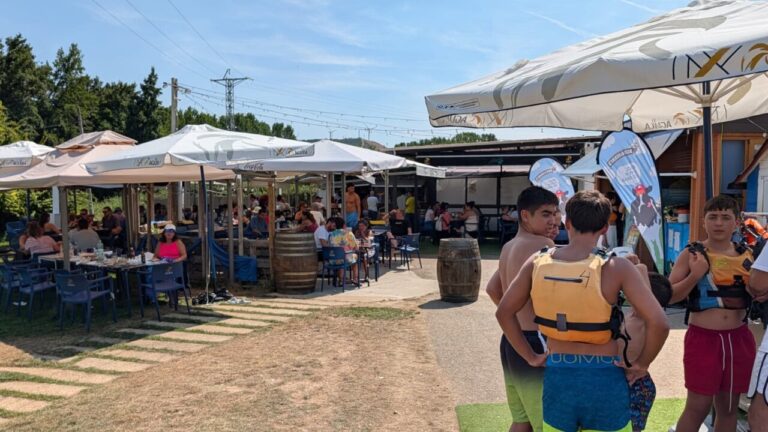 Personas disfrutando de las fiestas junto al río Carrión en Husillos